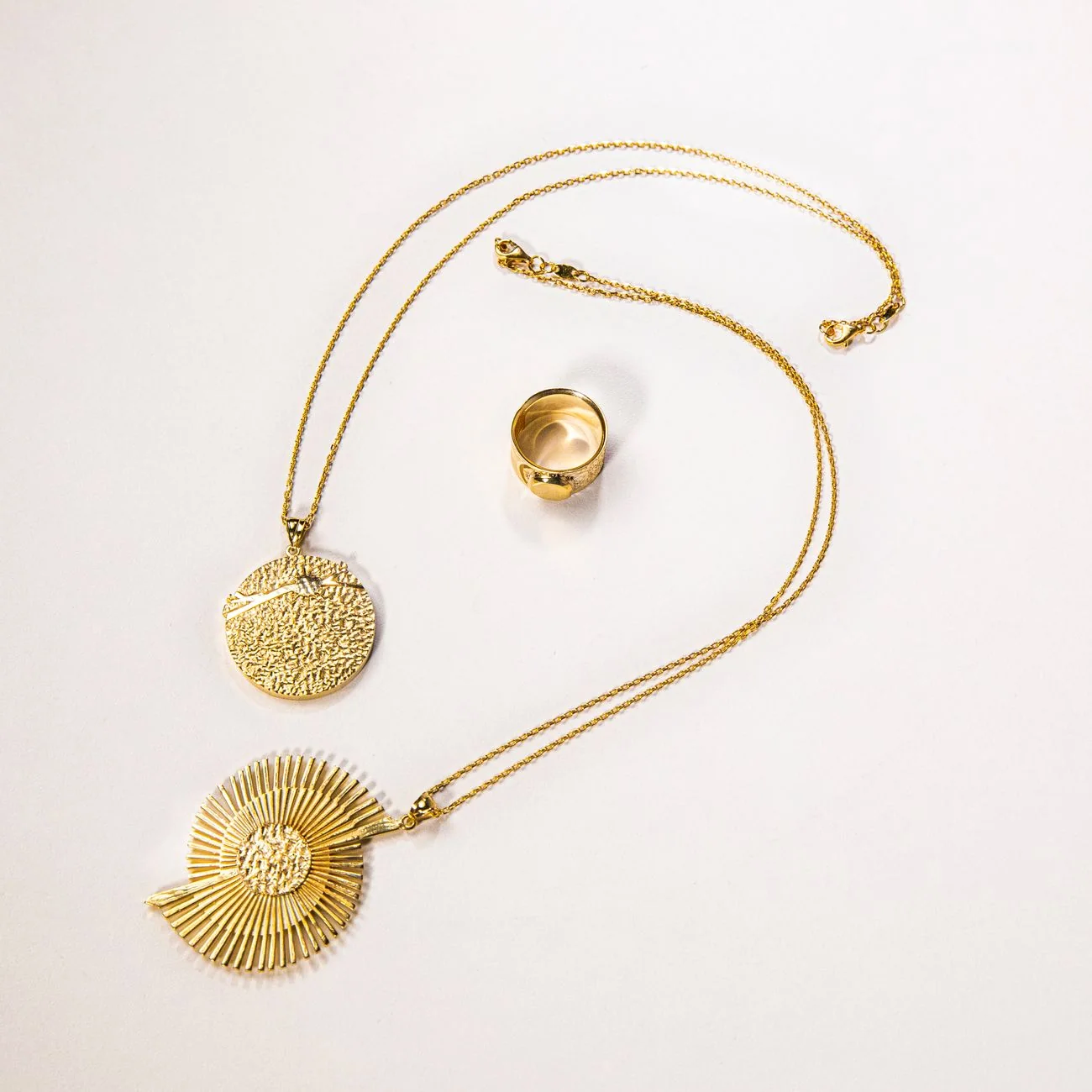 Collar cadena fina Alma — en contexto
